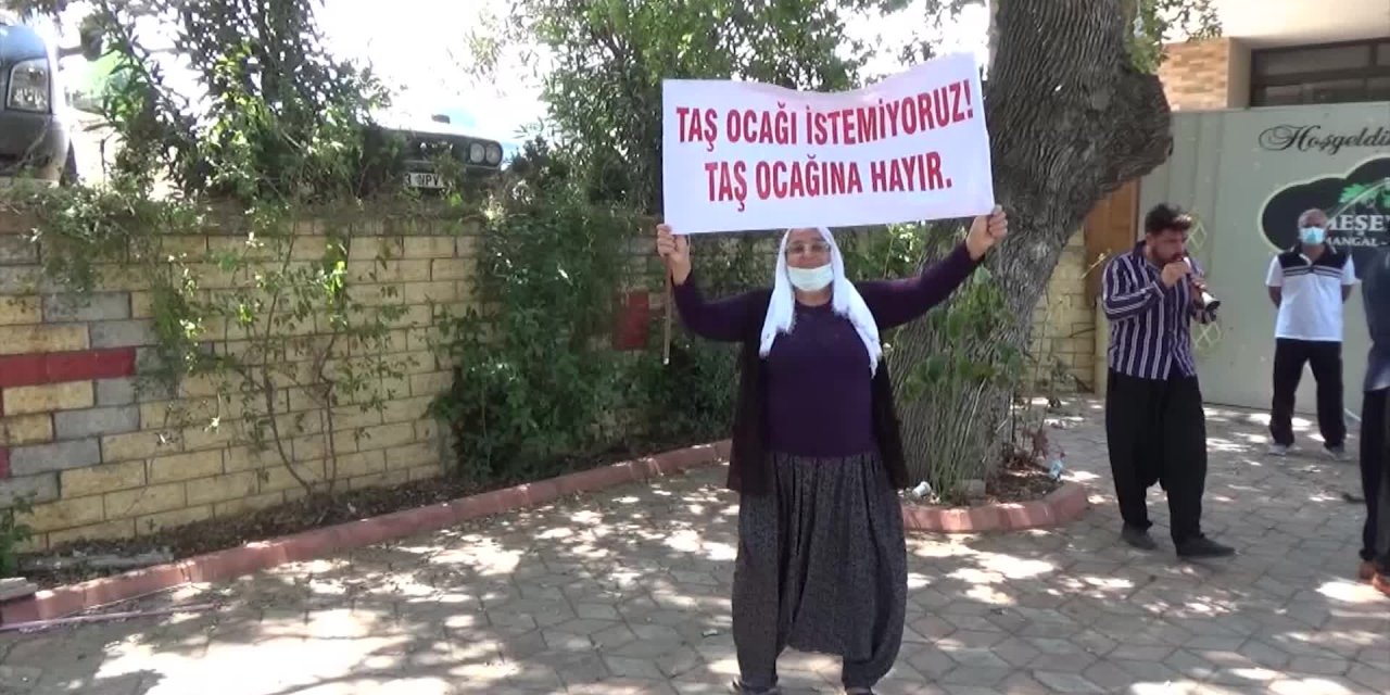MERSİNLİLER TAŞ OCAĞI İÇİN YAPILAN ÇED TOPLANTISINI TENCERE-TAVA ÇALARAK ENGELLEDİ