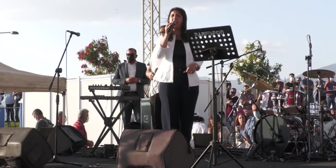 İZMİR'DE 'DEMOKRASİYE NEFES OL' MİTİNGİ... PERVİN BULDAN: "KÜRT SORUNU ÇÖZÜLÜRSE İKTİDAR KAYBEDECEK"