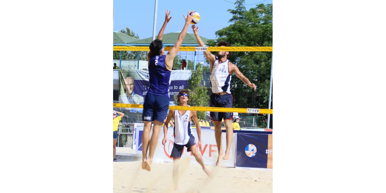 U20 PLAJ VOLEYBOLU AVRUPA ŞAMPİYONASI'NDA TÜRK TAKIMI GRUPTAN ÇIKMAYI GARANTİLEDİ