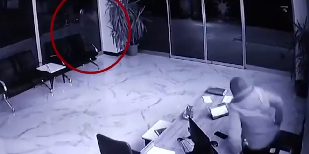 AK PARTİ BEYLİKDÜZÜ İLÇE BİNASINA TAŞLI SALDIRI KAMERADA