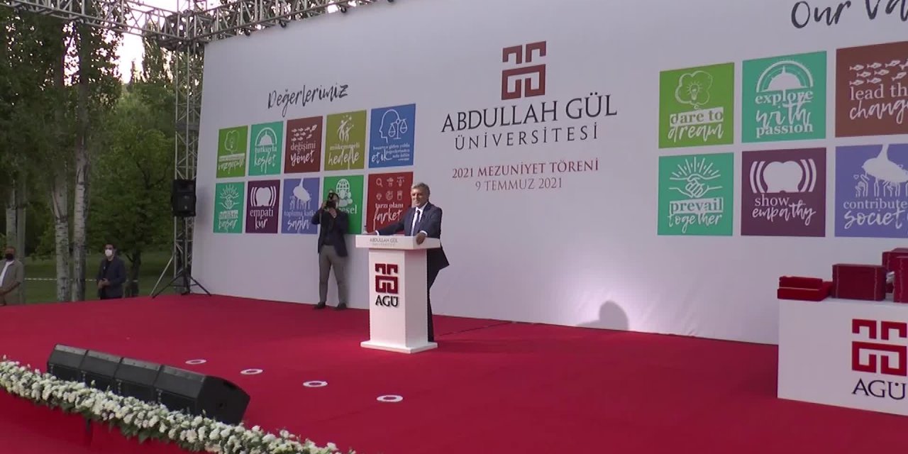 ABDULLAH GÜL, ÜNİVERSİTE MEZUNLARINA SESLENDİ: “AKLINIZI VE FİKRİNİZİ BİRİLERİNE KİRAYA VERMEYİN, EMANET ETMEYİN”
