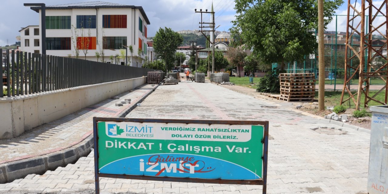 İZMİT BELEDİYESİ, YEŞİLOVA’DA PARKELERİ YENİLİYOR