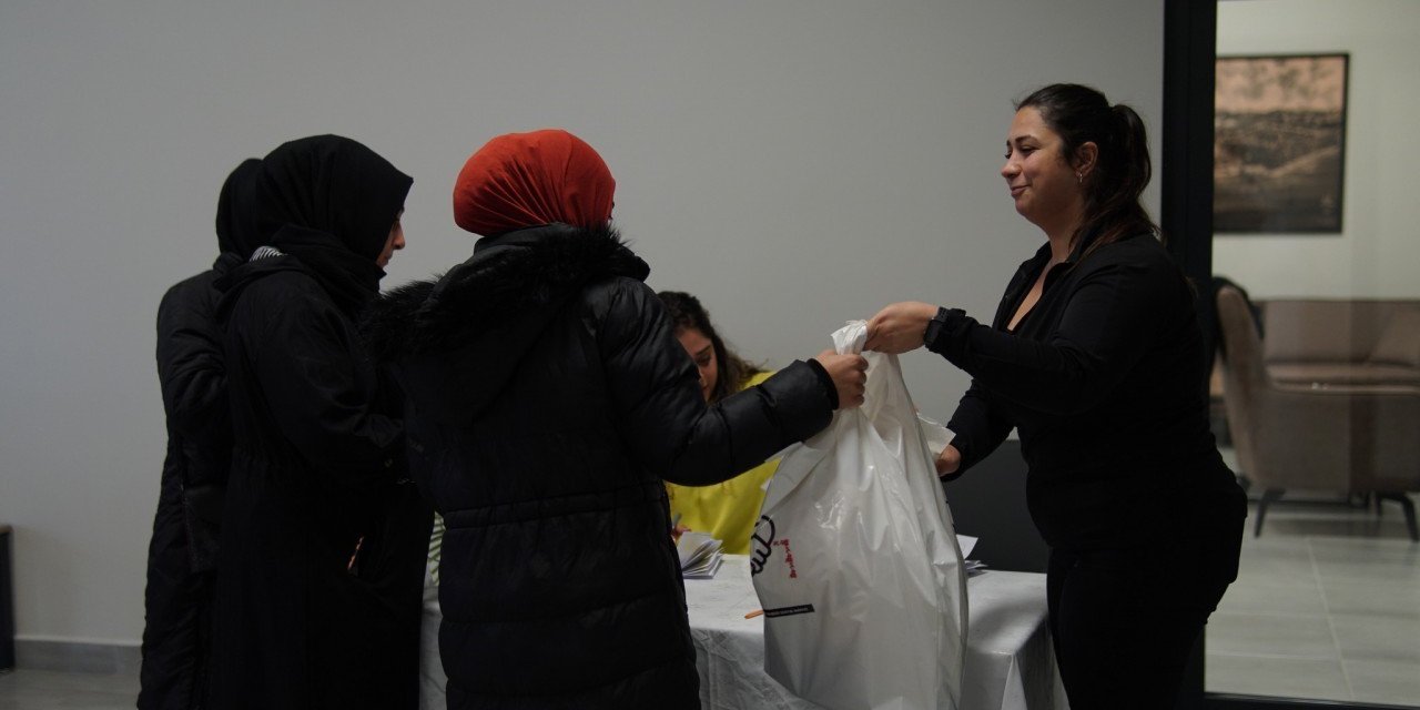 SİLİVRİ BELEDİYESİ’NDEN 600 ÇOCUĞA KIŞLIK MONT VE BOT DESTEĞİ