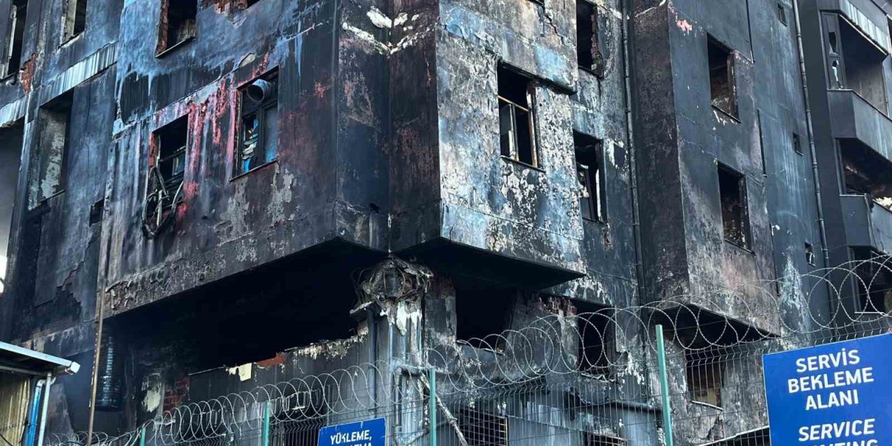 BEYLİKDÜZÜ’NDE YANAN FABRİKADA ÇÖKME RİSKİ
