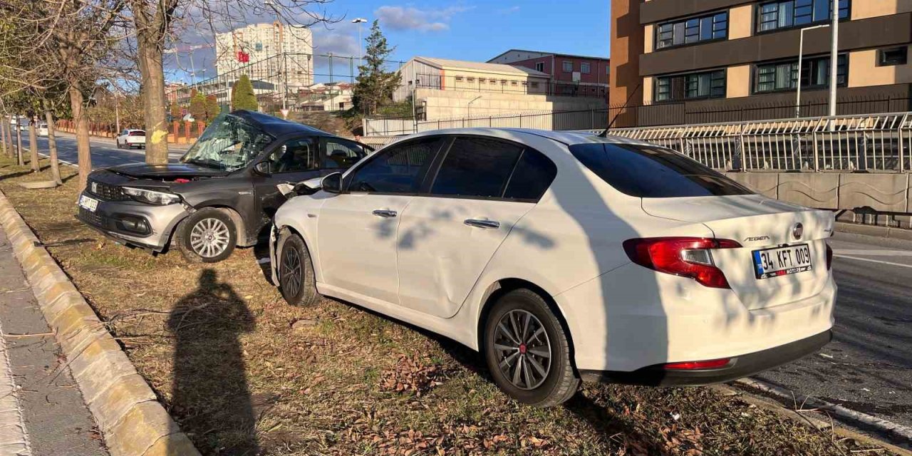 KÜÇÜKÇEKMECE’DE İKİ ARAÇ ÇARIPTI: 1 YARALI