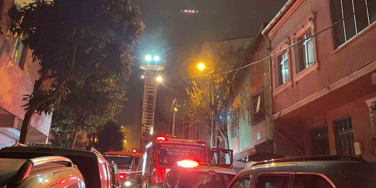 BAĞCILAR’DA GECEKONDU YANGINI YAN BİNALARA SIÇRADI