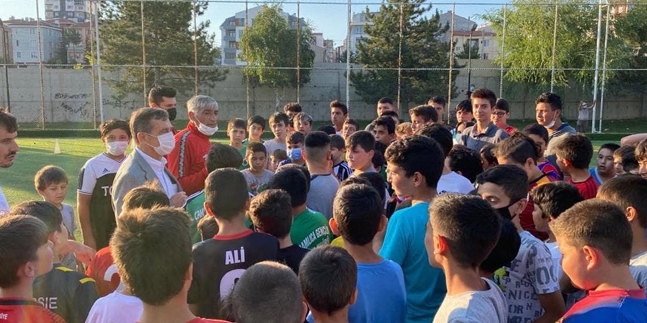 TEPEBAŞI BELEDİYE BAŞKANI AHMET ATAÇÇOCUKLARIN FUTBOL HEYECANINI PAYLAŞTI