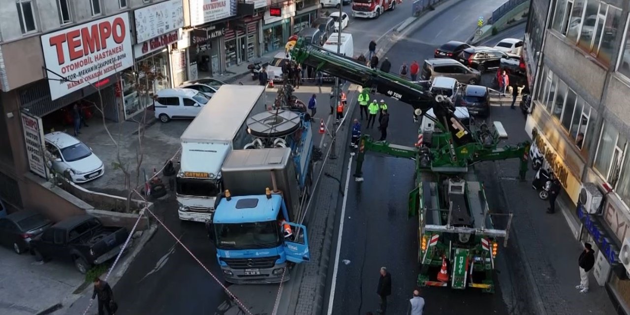 GÜNGÖREN’DE YOL ÇÖKTÜ, 2 KAMYON ÇUKURA DÜŞTÜ