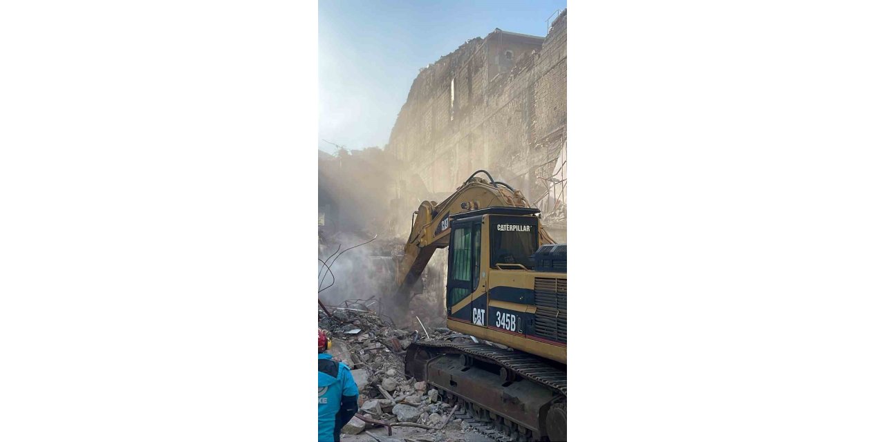 GÜNGÖREN’DE BİNANIN ÇÖKMESİNE İLİŞKİN 2 KİŞİ GÖZALTINA ALINDI