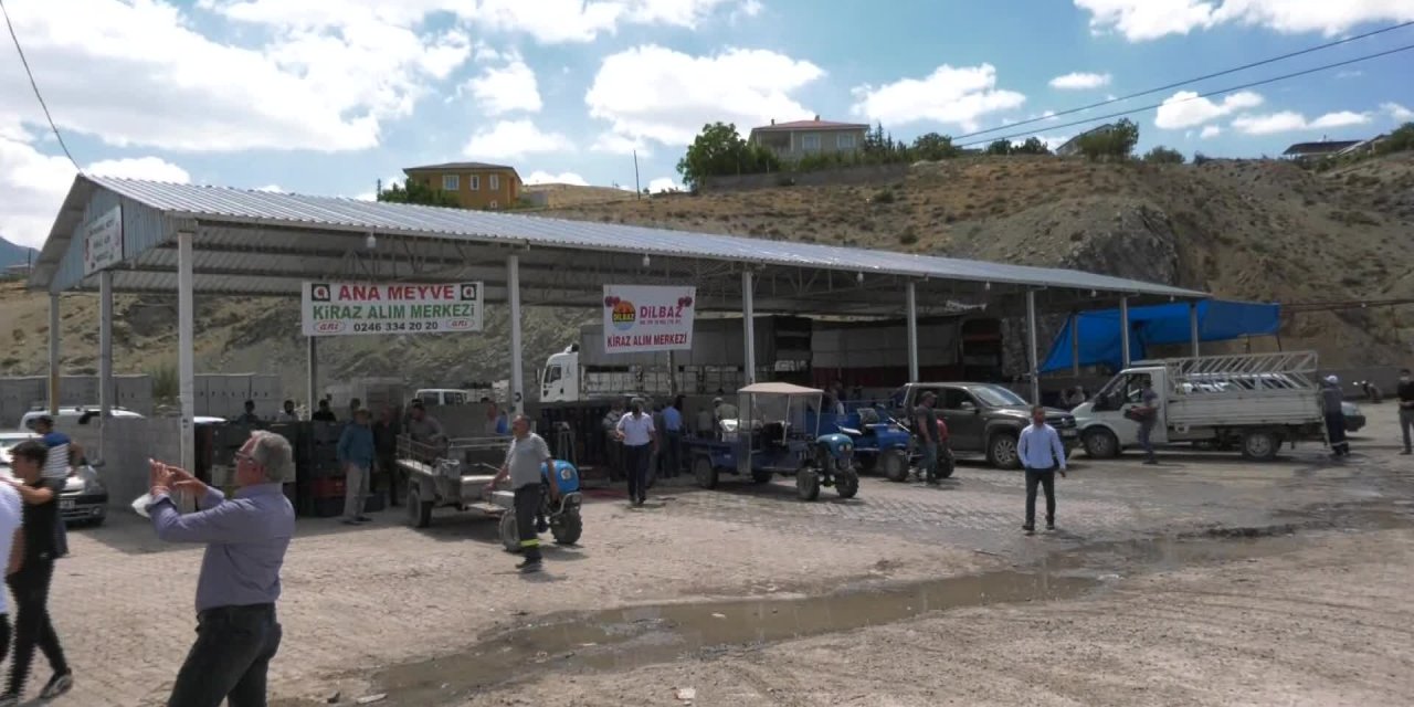 NİĞDELİÇİFTÇİLER CHP'Lİ AĞBABA'YA İKTİDARDAN DERT YANDI: "ELLERİM KIRILSAYDI DA OY VERMESEYDİM"