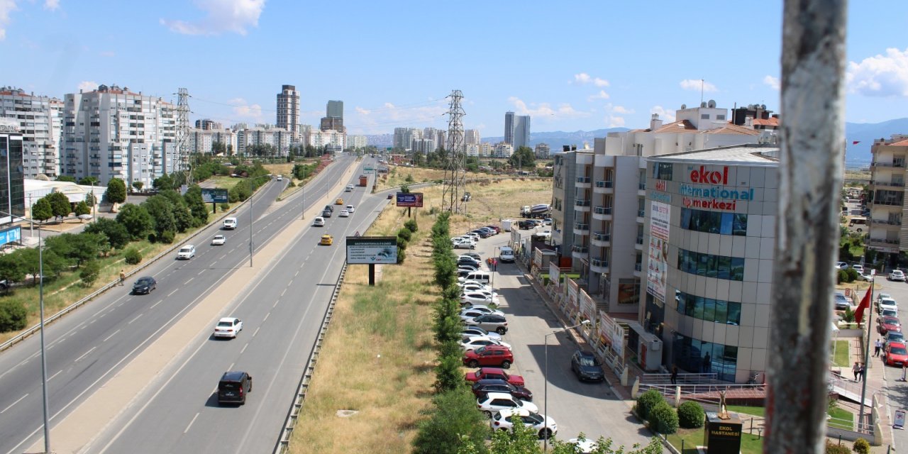 AĞAÇLAR ÇİĞLİ TRAMVAYI İÇİN ÖNCE TAŞINACAK SONRA YENİDEN DİKİLECEK