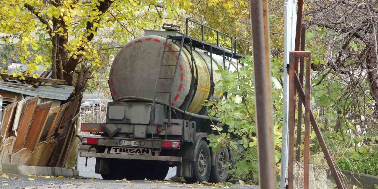 PENDİK’TE BARİYERLERE ÇARPAN TANKERDEN TUZ RUHU DÖKÜLDÜ
