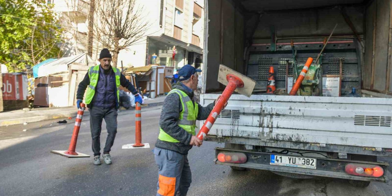 ESENYURT BELEDİYESİ EKİPLERİ TRAFİĞİ AKSATAN DUBALARI TOPLADI