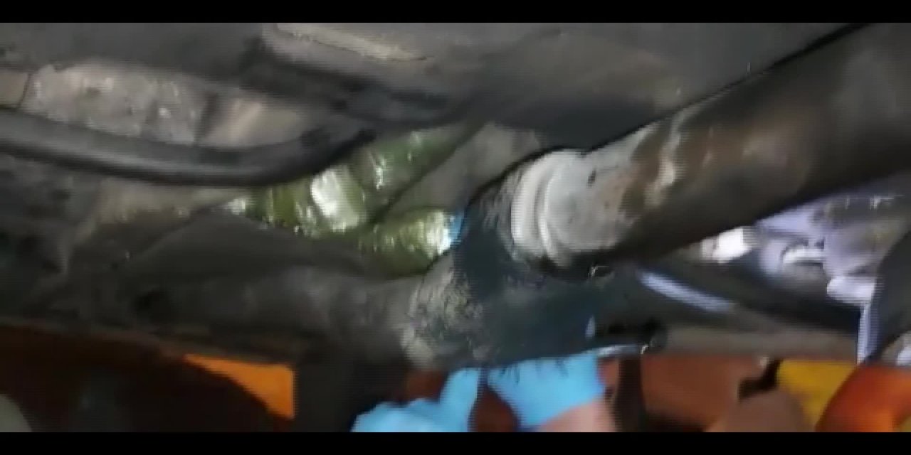 OSMANİYE'DE DURDURULAN OTOMOBİLİN ALTINDAN 4 KİLO 50 GRAM ESRAR ÇIKTI