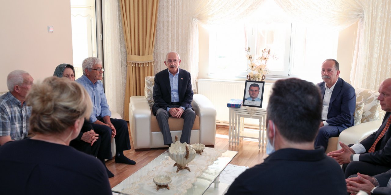 KILIÇDAROĞLU'NDAN ŞEHİT POLİS SERHAN ALIŞKAN'IN AİLESİNE TAZİYE ZİYARETİ