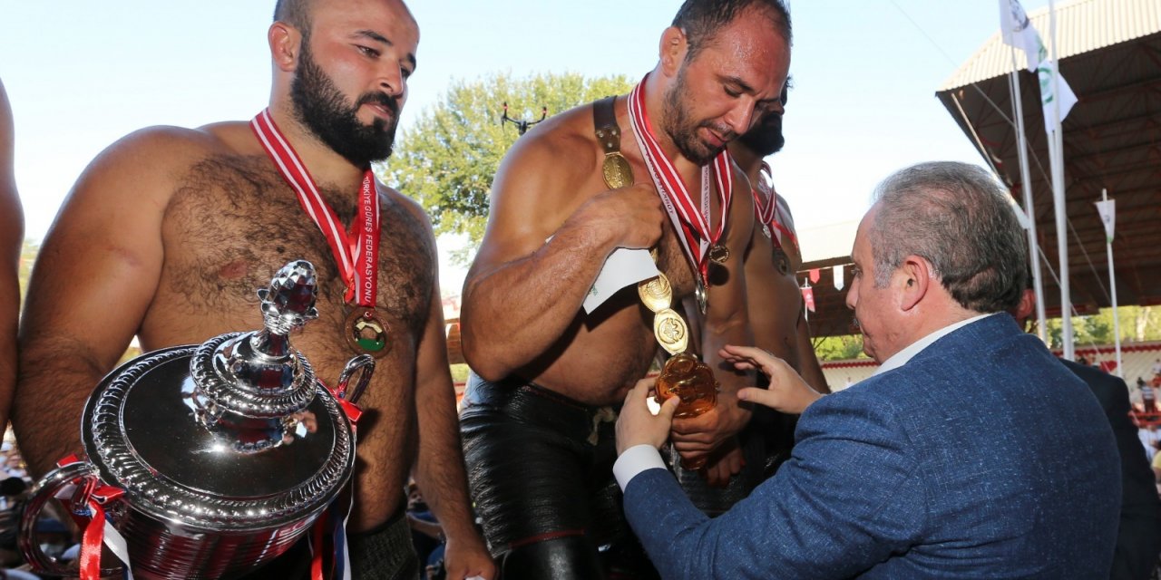 TBMM BAŞKANI ŞENTOP, BAŞPEHLİVAN GÜRBÜZ'E ALTIN KEMERİNİ TAKDİM ETTİ