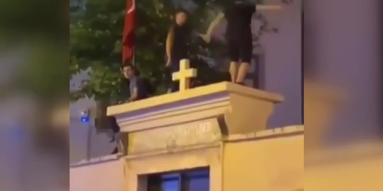 AKP SÖZCÜSÜÇELİK'TEN KİLİSE DUVARI ÜSTÜNDEKİ EĞLENCEYE TEPKİ: "BU SAYGISIZLIĞI KINIYORUZ"