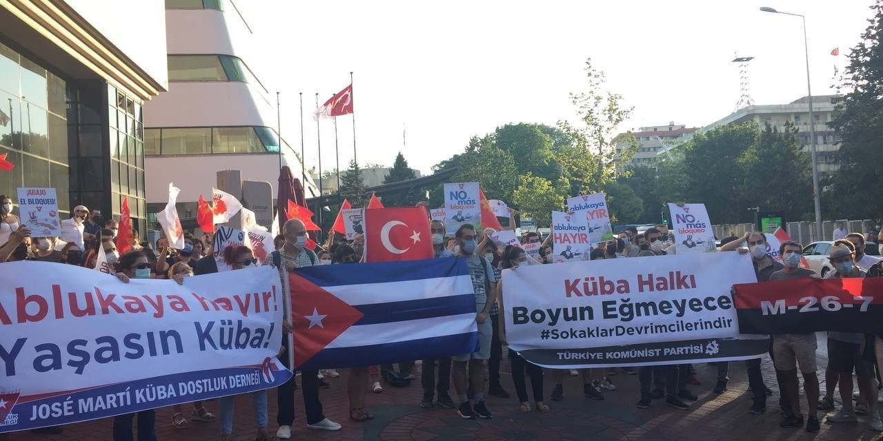 TKP VE KÜBA DOSTLARINDAN ABD BÜYÜKELÇİLİĞİÖNÜNDE PROTESTO