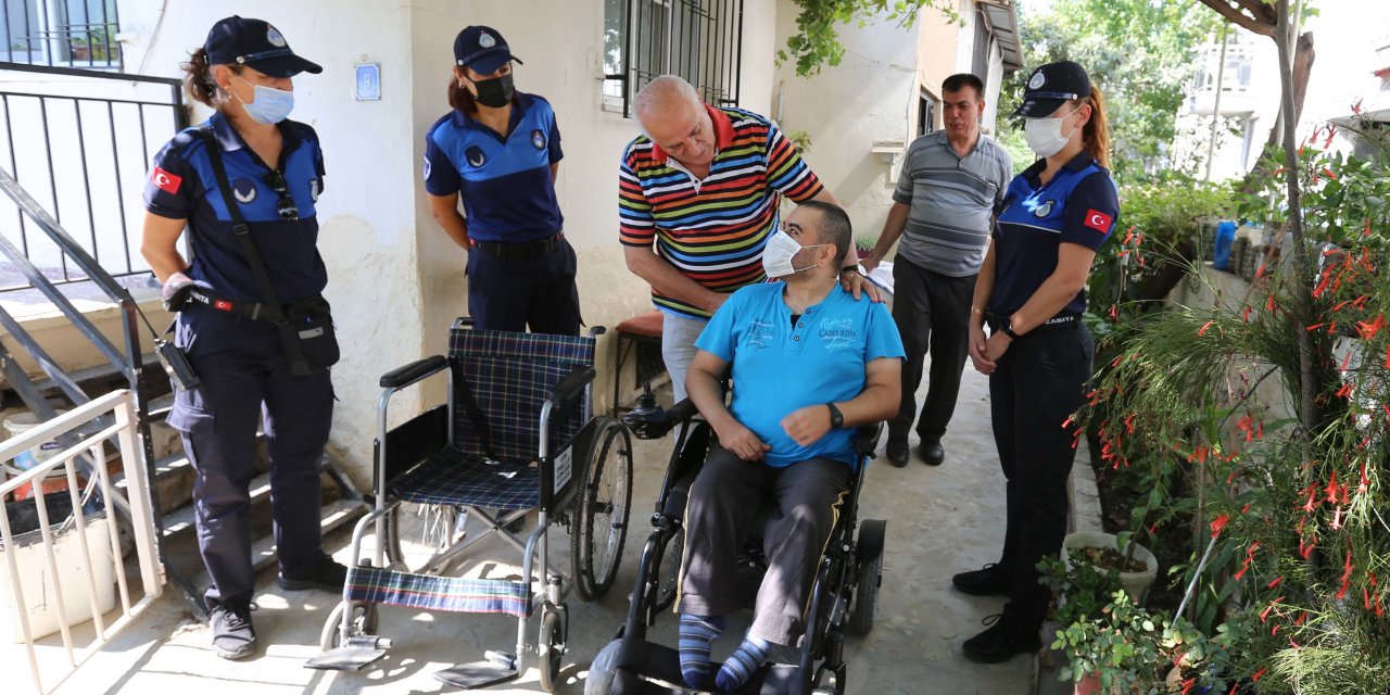 EFELER BELEDİYE BAŞKANI'NDAN ENGELLİ VATANDAŞA HEDİYE AKÜLÜ ARAÇ