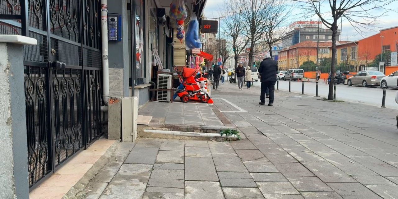 BAHÇELİEVLER’DE MOLAYA ÇIKAN ÇALIŞANA SİLAHLI SALDIRI: O ANLAR KAMERADA
