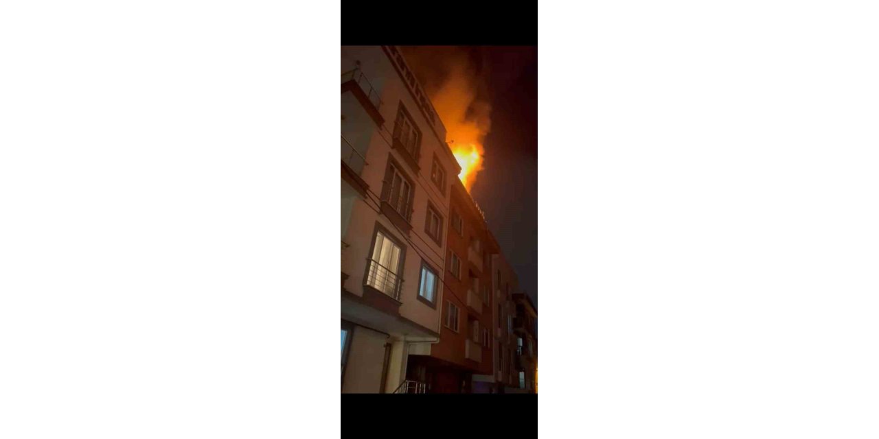 SANCAKTEPE’DE 3 KATLI BİNANIN ÇATISINDA KORKUTAN YANGIN