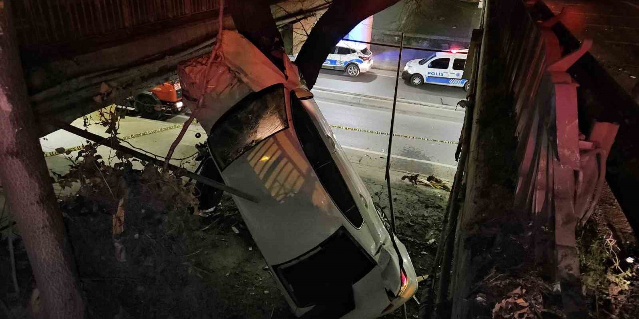 ATAKÖY’DE ALKOLLÜ SÜRÜCÜNÜN KONTROLÜNÜ KAYBETTİĞİ ARAÇ YOL AYRIMINDAKİ BOŞLUĞA DÜŞTÜ