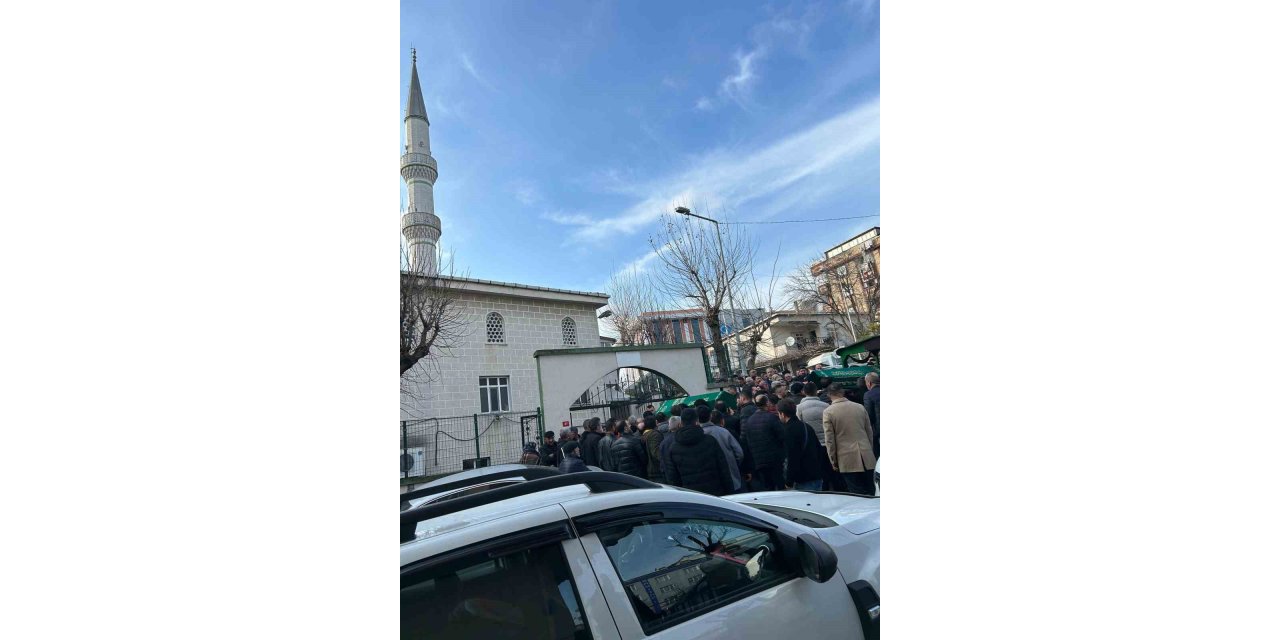 EYÜPSULTAN’DA ÖLDÜRÜLEN AİLE ÜYELERİ SON YOLCULUĞUNA UĞURLANDI