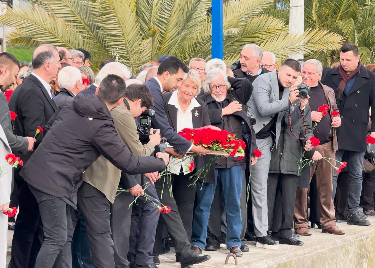 Mübadelenin 102’nci yılında Tuzla’da denize karanfiller bırakıldı
