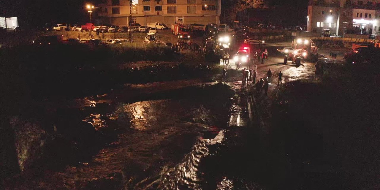 GİRESUN YAĞLIDERE'DE DERE TAŞTI, HALI SAHADAKİ NİŞANDA MAHSUR KALAN 100 KİŞİ TAHLİYE EDİLDİ