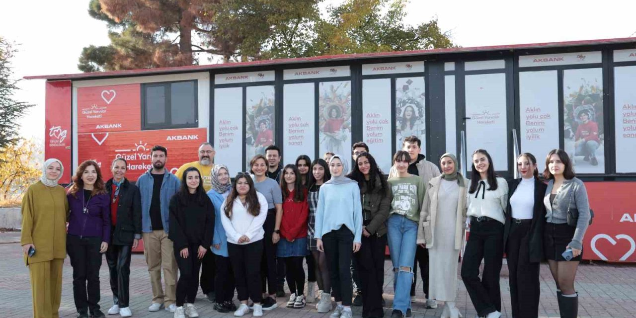 AKBANK ‘GÜZEL YARINLAR HAREKETİ’ DEPREM BÖLGESİNDEKİ GENÇLERİN YANINDA