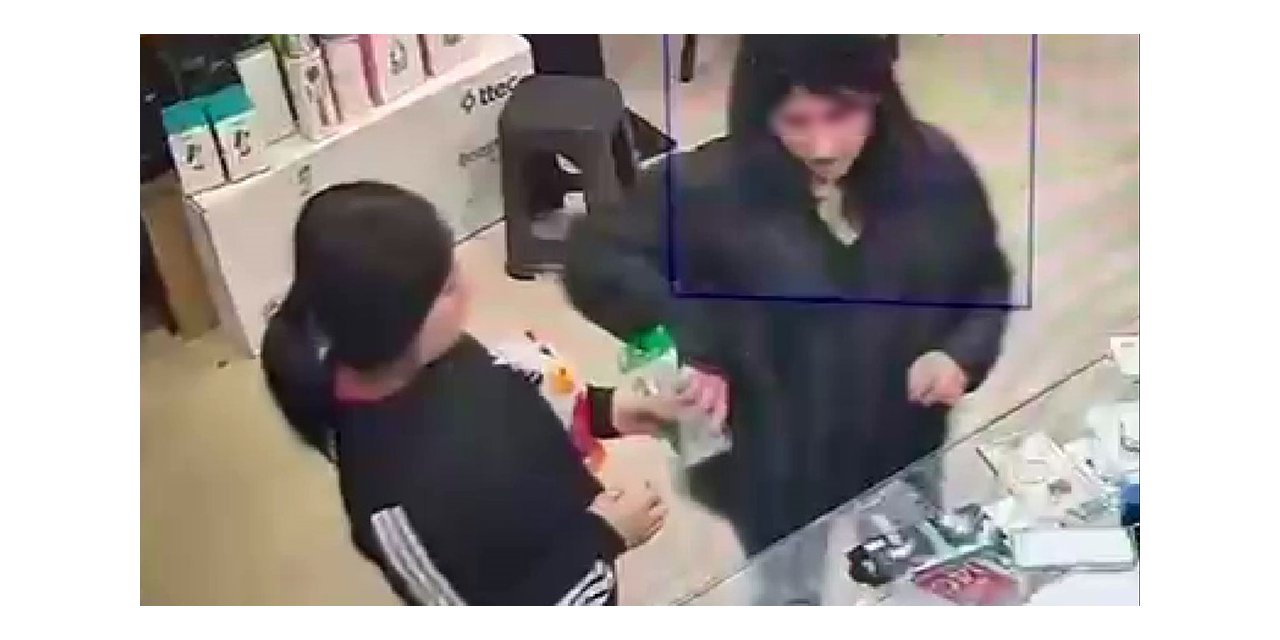 TEKNOLOJİ MAĞAZALARINA GİRİP HIRSIZLIK YAPTILAR, O ANLAR KAMERADA