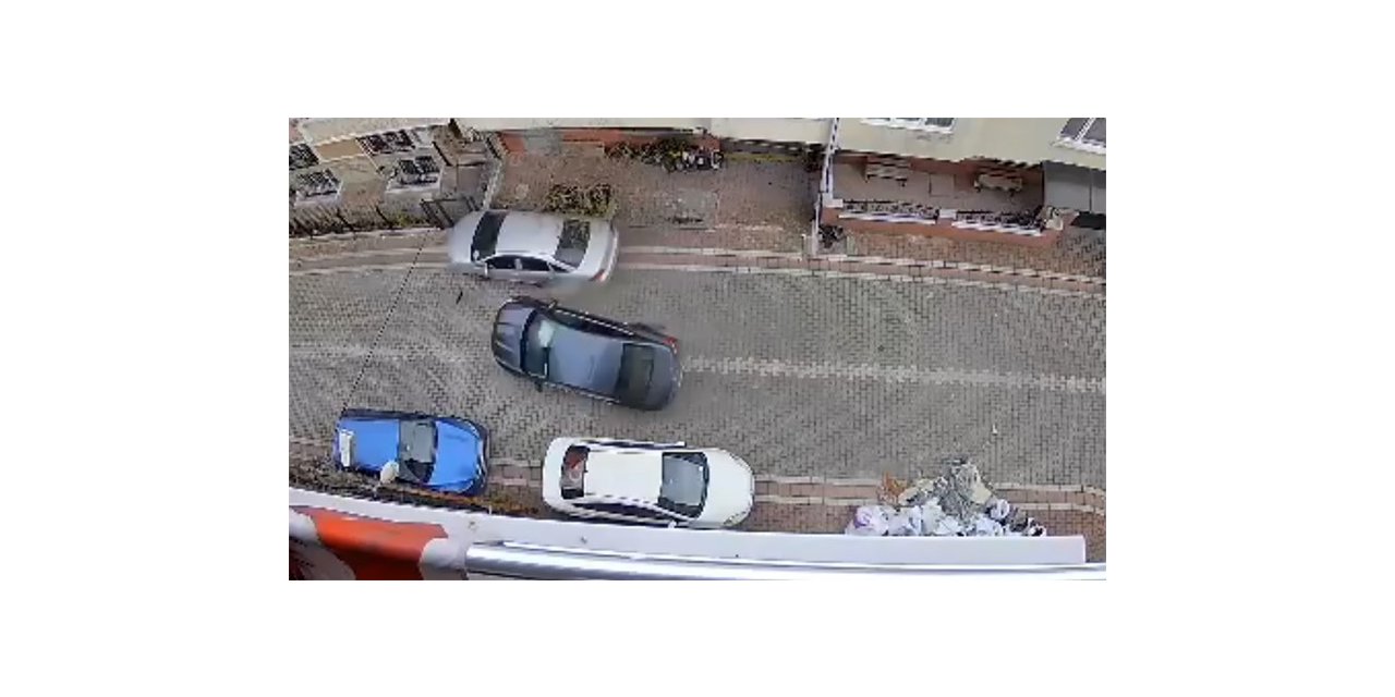 ESENYURT’TA SOKAK ARASINDA HIZLA DÖNEN ARAÇ PARK HALİNDEKİ ARACA ÇARPTI