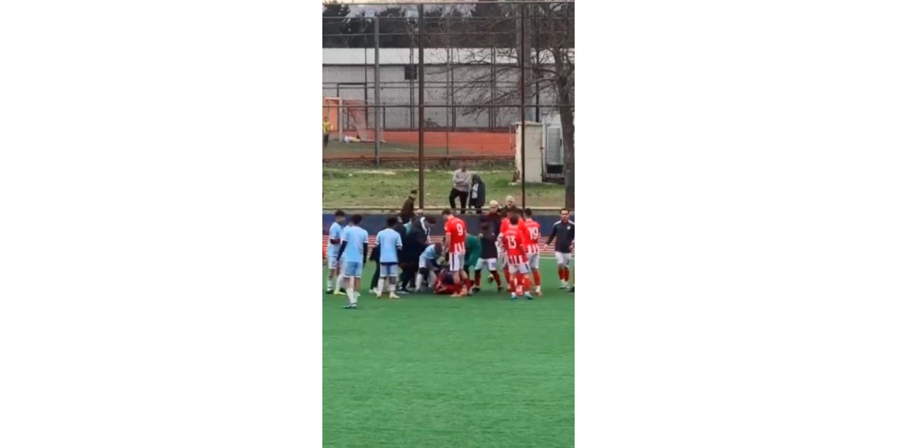 BÜYÜKÇEKMECE’DE AMATÖR LİG MAÇINDA SAHADA TEKME TOKAT KAVGA
