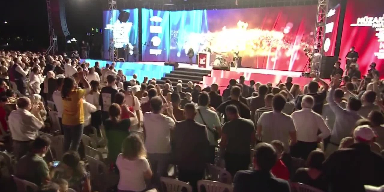 KILIÇDAROĞLU, MANSUR YAVAŞ'I ALKIŞLATTI: "O ANKARA’YI, GERÇEK ANLAMDA MUSTAFA KEMAL’İN ANKARA’SI YAPACAK BUNA İNANIYORUM"