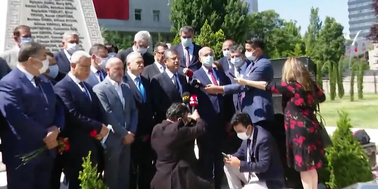 CHP, TBMM 15 TEMMUZ ŞEHİTLER ANITI’NDA: “15 TEMMUZ GÜNÜ DURDUĞUMUZ YERDEYİZ”