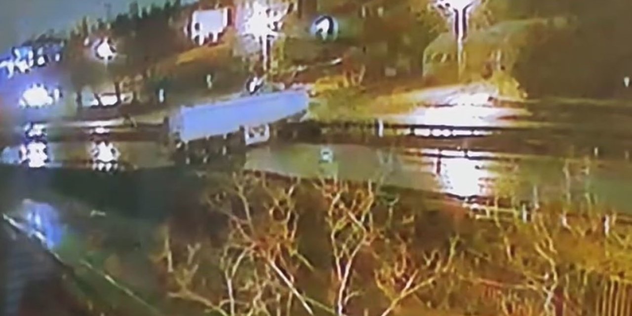 BÜYÜKÇEKMECE’DE TIR KAZASI KAMERAYA YANSIDI
