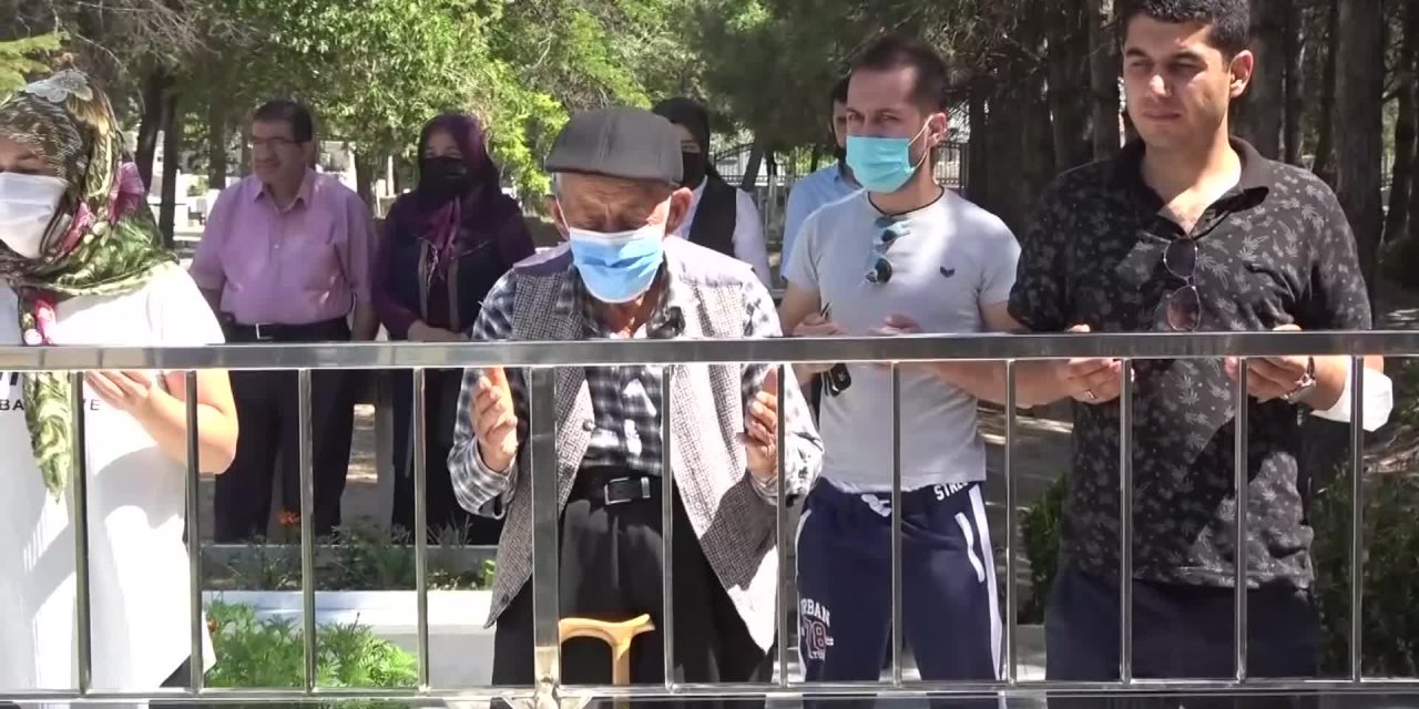 ŞEHİT ÖMER HALİSDEMİR'İN MEZARINA ZİYARETÇİ AKINI