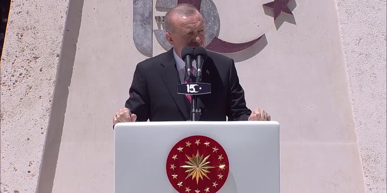 ERDOĞAN, 15 TEMMUZ ŞEHİTLERİNİ ANMA TÖRENİNDE: "HİÇ KİMSENİN MİLLETİN VERDİĞİŞANLI MÜCADELEYİÖNEMSİZLEŞTİRMEYE HAKKI YOKTUR”