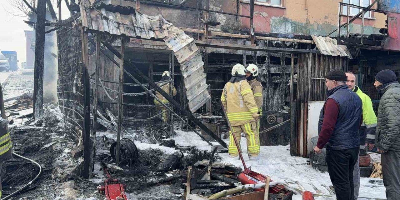 BAŞAKŞEHİR’DE LASTİK DÜKKANI ALEV ALEV YANDI, O ANLAR KAMERADA