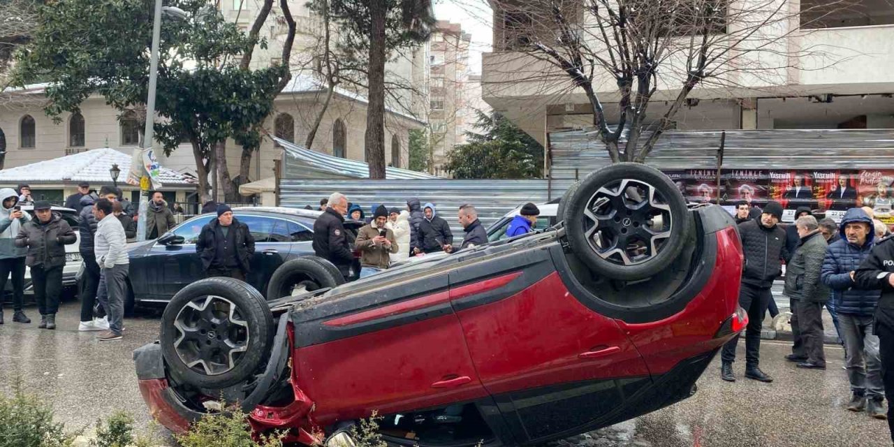KADIKÖY’DE ARAÇ TAKLA ATTI: 1 YARALI