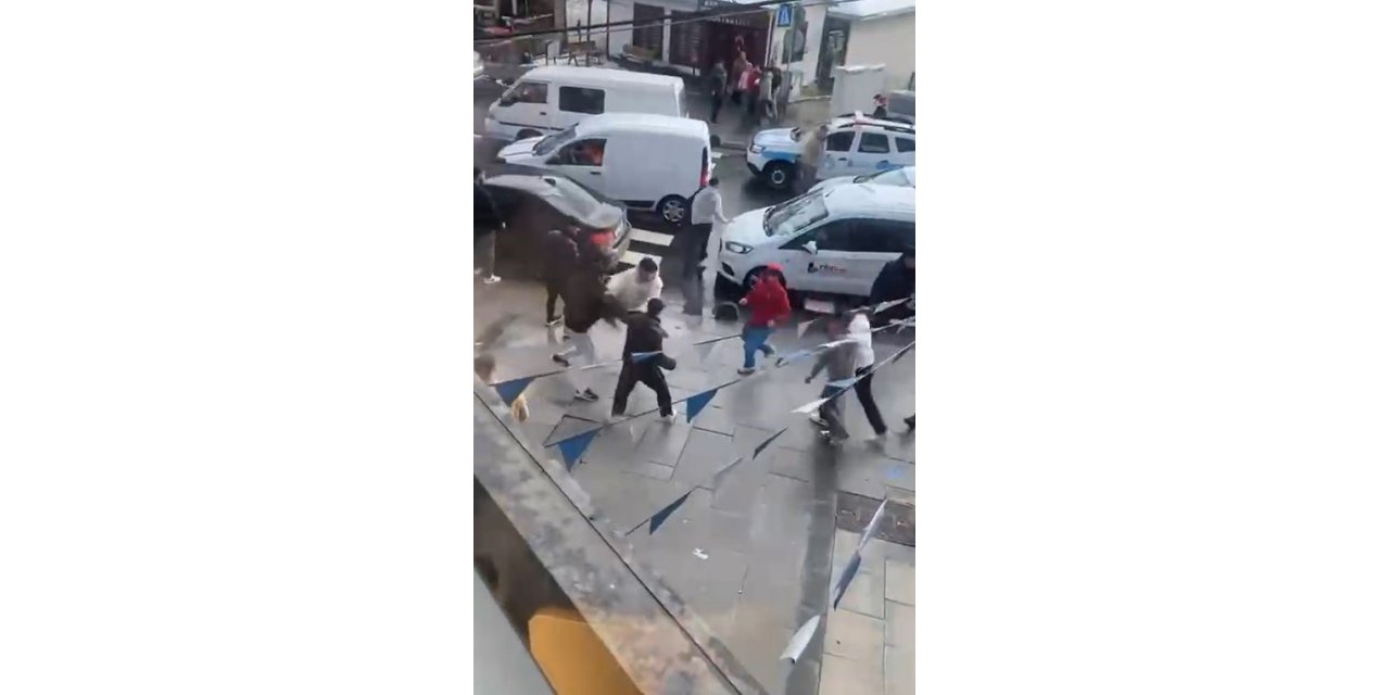 ARNAVUTKÖY’DE GENÇLERİN TEKMELİ YUMRUKLU KAVGASI KAMERADA