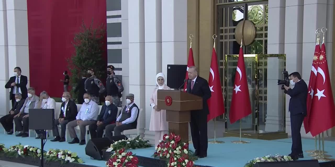 ERDOĞAN: BU MİLLET HAİNİ DE AFFETMEZ, HAİNLERİN ARKASINDA DURANLARI DA AFFETMEZ