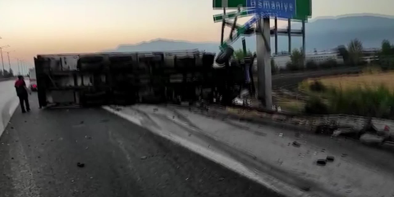 KAMYON TURNİKELERDE TIR'A ARKADAN ÇARPTI: 1 KİŞİÖLDÜ, 2 KİŞİ YARALANDI