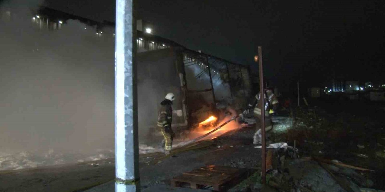 ARNAVUTKÖY’DE 2 TIR ALEV ALEV YANDI