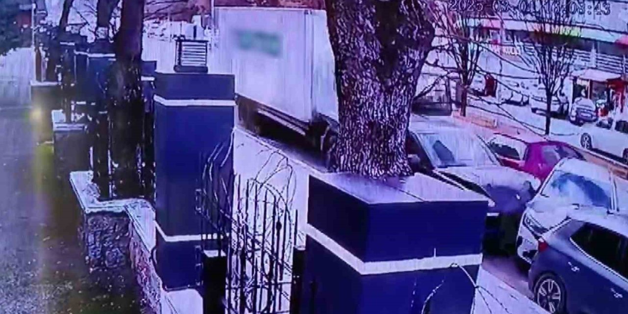 PENDİK’TE BİR ANDA HAREKET EDEN KAMYON PARK HALİNDEKİ ARAÇLARI BİÇTİ