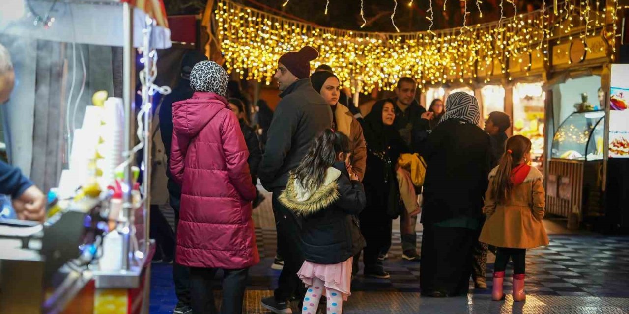 VATANDAŞLARIN RAMAZAN AKŞAMLARINDA EN RENKLİ DURAĞI: BEYOĞLU RAMAZAN SOKAĞI