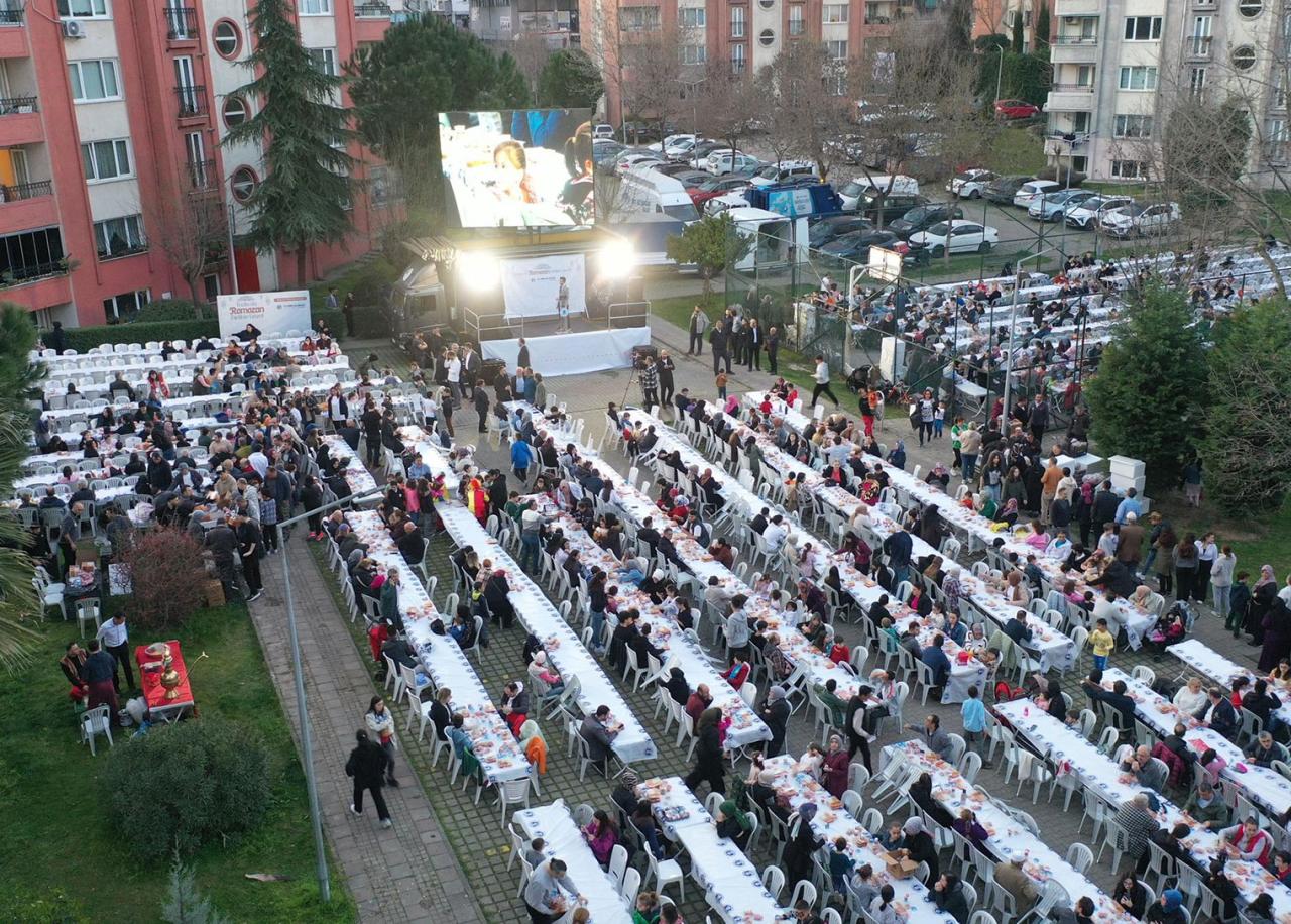 Tuzla’da Ramazan’ın bereketi sokak iftarlarında paylaşılıyor