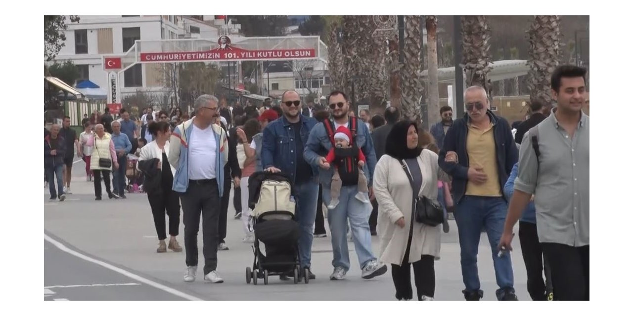 BÜYÜKÇEKMECE’DE HAVA SICAKLIĞININ ARTMASINI FIRSAT BİLENLER SAHİLE AKIN ETTİ