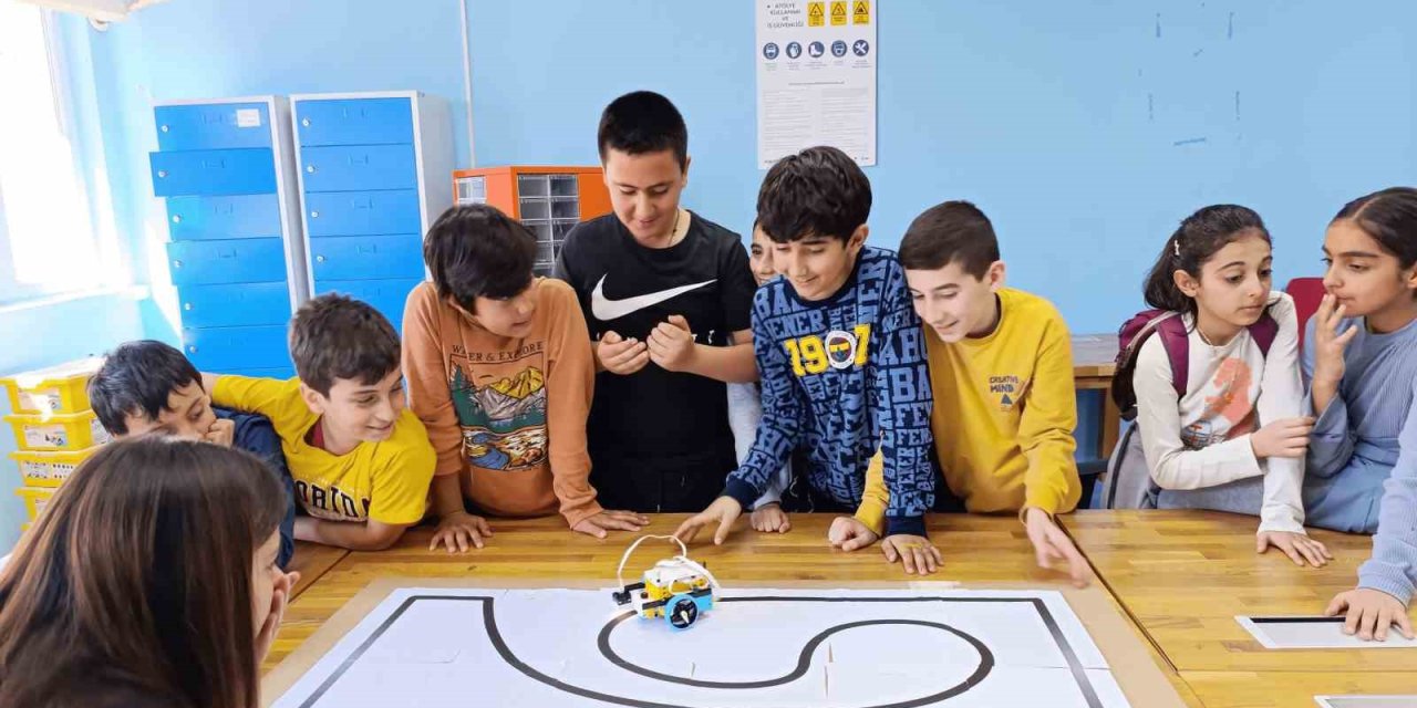 DENEYAP ÖĞRENCİLERİ, ROBOTİK VE KODLAMA PROJE ŞENLİĞİNDE YARIŞTI