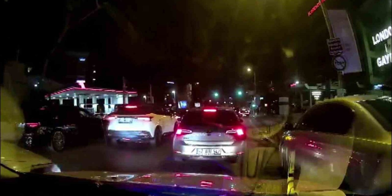 KADIKÖY’DE POLİSİN DUR İHTARINA UYMADI, MAKAS ATARAK KAÇTI